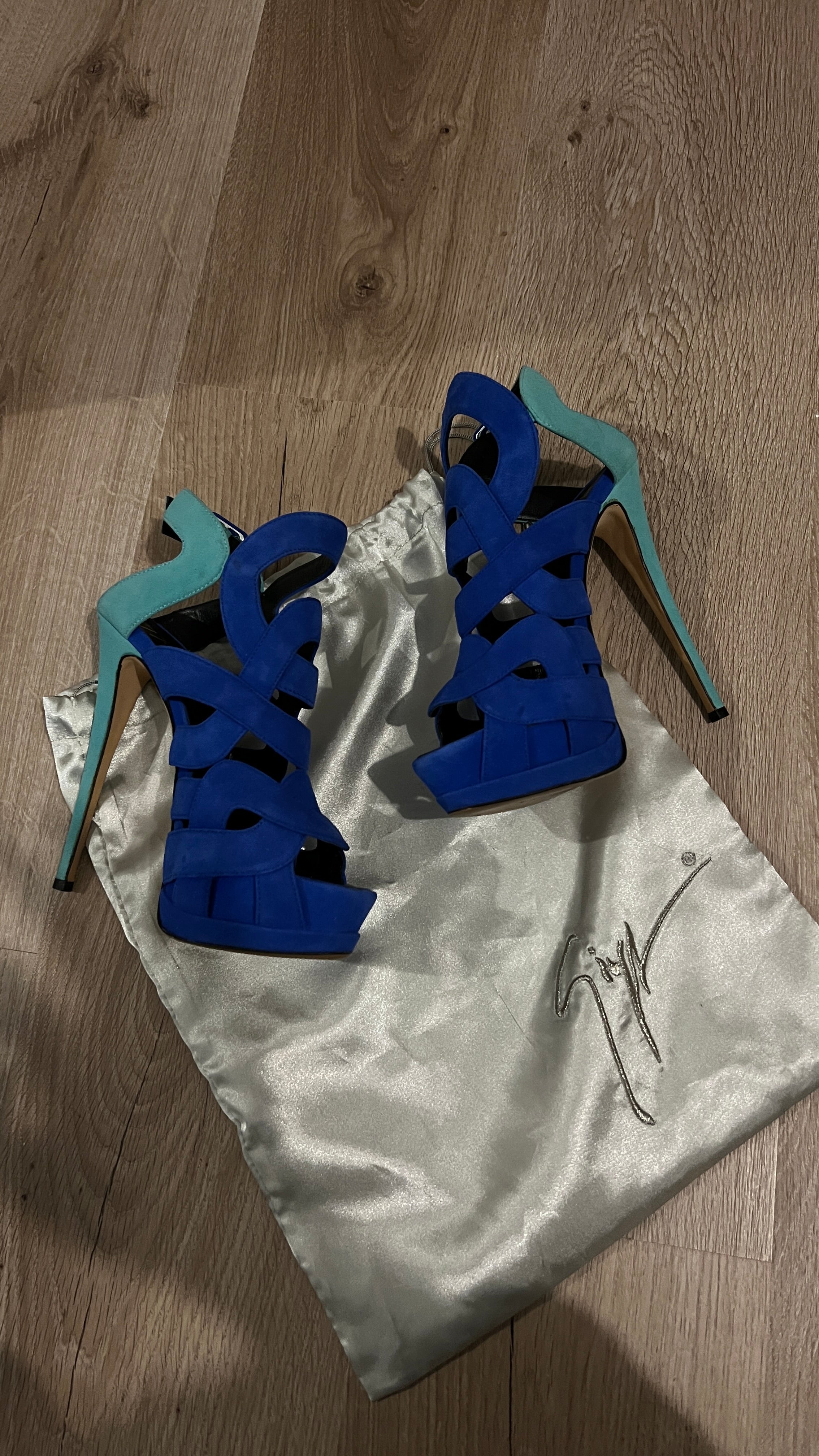 Giuseppe Zanotti Striking Two Tone Suede sandals - size 38 EU